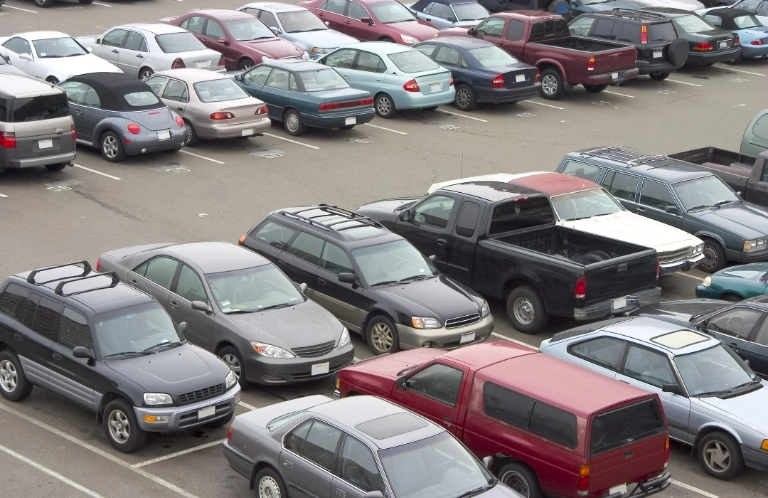samochody na parkingu